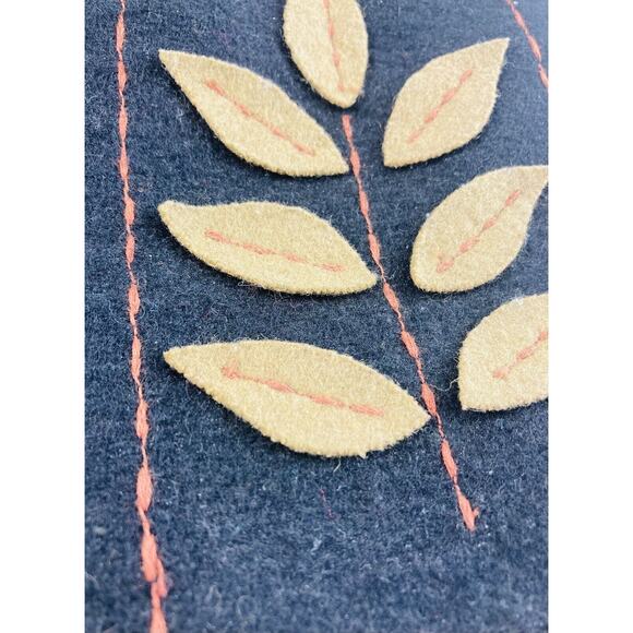 RARE LINEA PELLE BLACK FELT SHOULDER HAND BAG BEAR MOUNTAIN LEAF EMBROIDERED - Picture 4 of 11